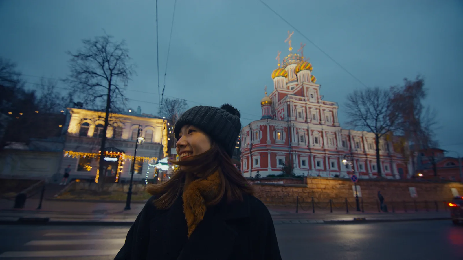 Герой фильма на фоне русского храма